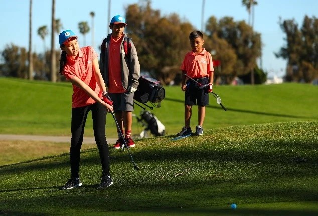 junior golfers practicing putting